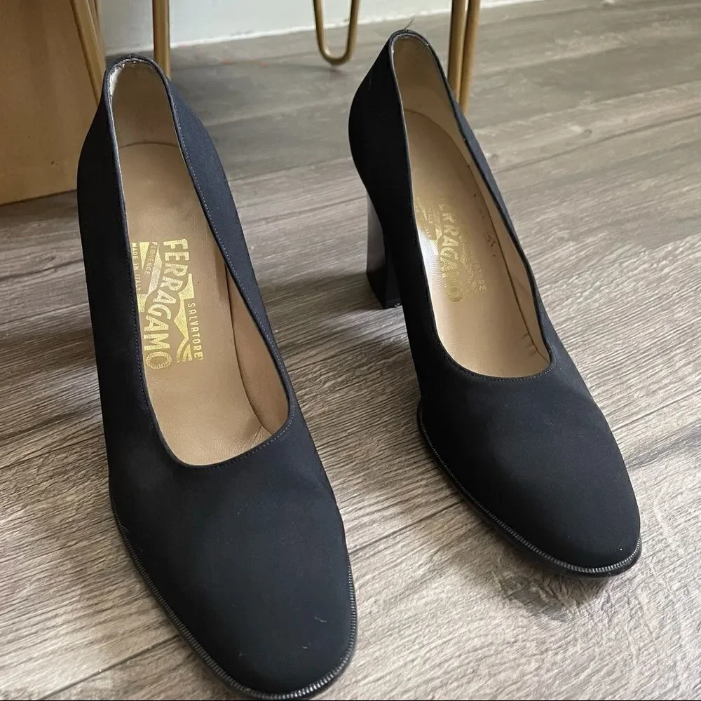 SALVATORE FERRAGAMO vintage Square Toe Pumps